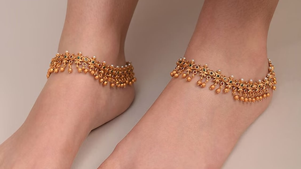 Gold Anklets Pic