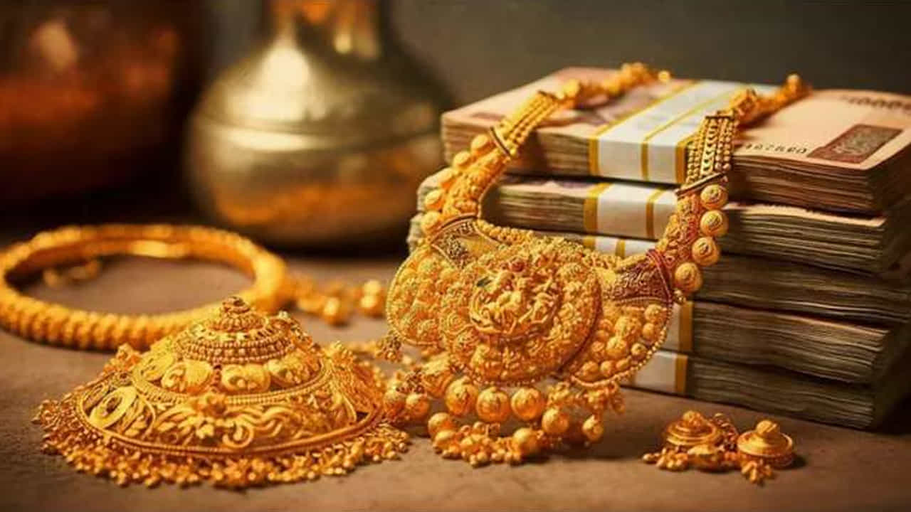 ఇదిలా ఉండగా శుక్రవారం నుంచి శనివారం 11 గంటల మధ్యలోనే బంగారం ధర రెండు సార్లు తగ్గింది. శుక్రవారం నుంచి శనివారం ఉదయం ఆరు గంటల వరకు తులం బంగారంపై రూ.1500 తగ్గగా.. ఉదయం 6 నుంచి 11గంటల మధ్యలో మరోసారీ భారీగా తులంపై రూ. 1,950 తగ్గింది.