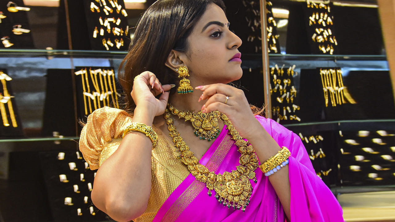 వరల్డ్ గోల్డ్ కౌన్సిల్ తెలిపిన వివరాల ప్రకారం.. వచ్చే ఏడాది బంగారం ధరలను పెంచడానికి మూడు కీలక అంశాలు దోహదపడతాయి. ప్రపంచవ్యాప్తంగా పెరుగుతున్న భౌగోళిక రాజకీయ ఉద్రిక్తతలు, అమెరికాలో వడ్డీ రేటు కోతలు, అలాగే పెట్టుబడిదారులు సురక్షిత స్వర్గధామాల కోసం వెతుకులాట. ప్రస్తుత పరిస్థితులు కొనసాగితే బంగారం దాని ప్రస్తుత స్థాయి కంటే 15% నుండి 30% వరకు ఖరీదైనదిగా మారవచ్చు.