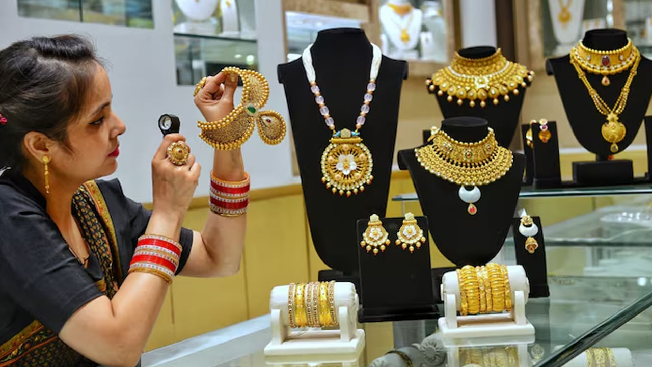  Gold Price: బంగారం ధరలు మరోసారి భగ్గుమన్నాయి. ప్రస్తుతం భారీగా పెరిగింది. గత నాలుగు రోజుల్లో బంగారం ధర మూడుసార్లు పెరిగింది. ప్రతీసారి బంగారం ధర భారీగానే పెరిగింది. గత నాలుగు రోజుల్లో గోల్డ్ రేట్ రూ.5,500 పైనే పెరిగింది. అయితే ప్రస్తుతం నవంబర్‌ 13వ తేదీన భారీగా పెరిగింది. 