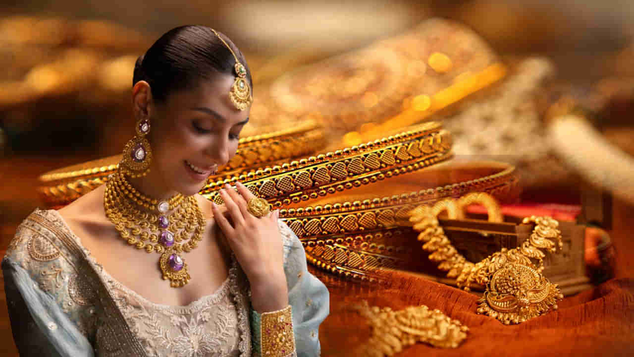 Gold Price Today: దిగి వస్తున్న బంగారం ధర.. తెలుగు రాష్ట్రాల్లో తులం ధర ఎంతంటే..