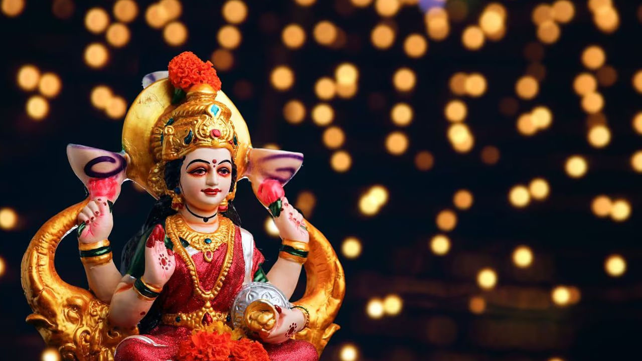 వాస్తు శాస్త్రం ప్రకారం ఎవరి ఇంట్లోనైతే ఆడవారిని గౌరవించబడరో, ఆ ఇంట్లో లక్ష్మీదేవి ఉండటానికి ఇష్టపడదంట. అలాగే ఆ ఇంట్లో బంగారం, డబ్బు నిలవదు అని చెబుతున్నారు వాస్తు శాస్త్ర నిపుణులు.