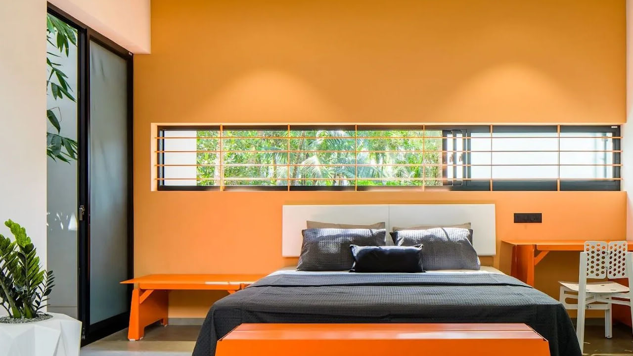 అదే విధంగా వాస్తు శాస్త్రం ప్రకారం ఎవరి ఇంటిలోనైతే ఎక్కువగా, చెత్త ధూళి, ప్రతికూల శక్తులతో నిండి ఉంటుందో వారి ఇంట లక్ష్మీదేవి ఉండదు, బంగారం ఎక్కువ కాలం నిలవదు అని చెబుతున్నారు వాస్తు శాస్త్ర నిపుణులు. అందుకే ఎప్పుడూ కూడా ఇళ్లు దుమ్ము, ధూళి లేకుండా ఉండాలంట. అంతే కాకుండా ఎప్పుడూ కూడా బీరువాను లేదా బంగారాన్ని దక్షిణ లేదా ఆగ్నేయ దిశలో పెట్టకూడదంట. ఇలా పెట్టడం వలన ఆస్తి ఎప్పుడూ స్థిరంగా ఉండదు అని చెబుతున్నారు వాస్తు శాస్త్ర నిపుణులు.