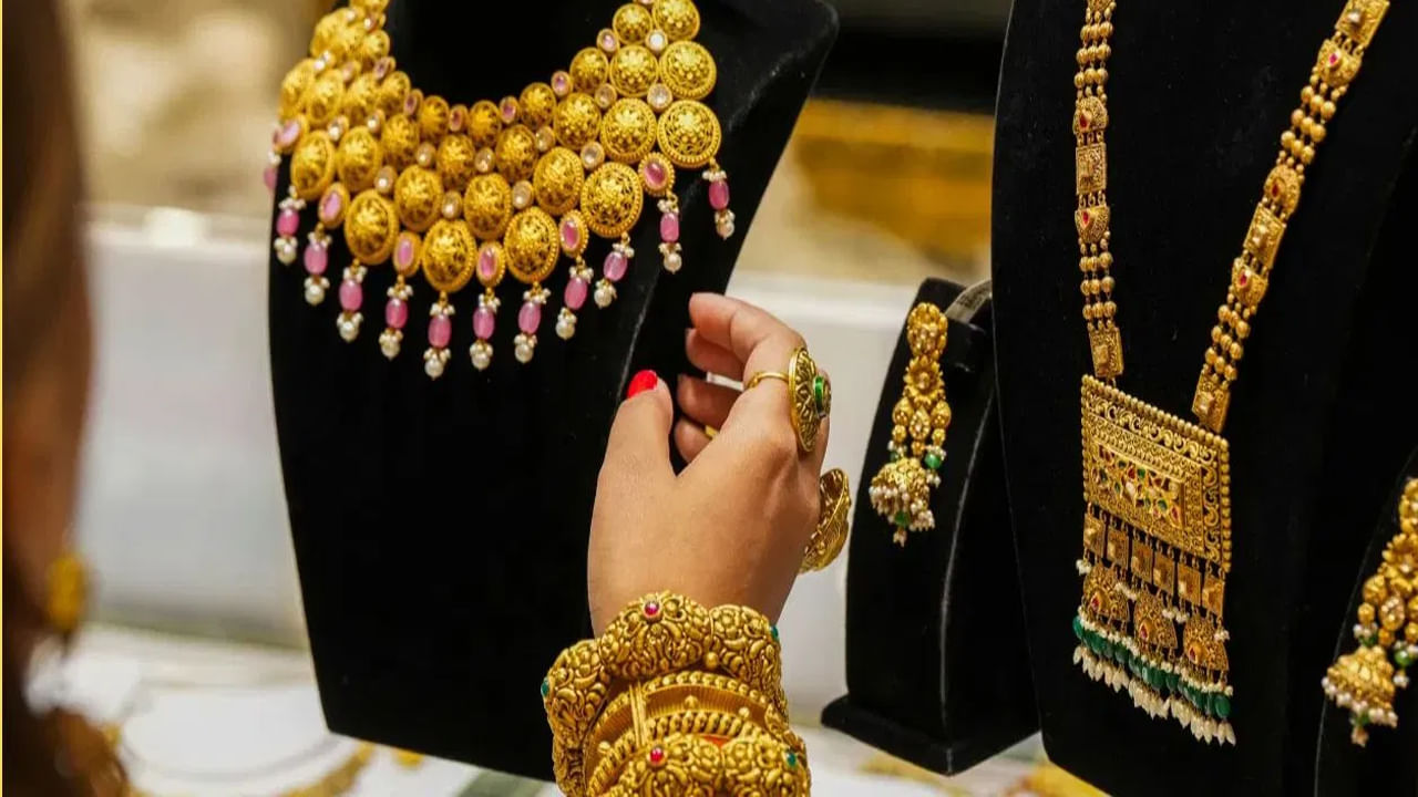 Gold Price: 10 నెలల్లో 50 శాతం పెరిగిన బంగారం ధర.. భవిష్యత్తులో ఎలా ఉంటుంది?