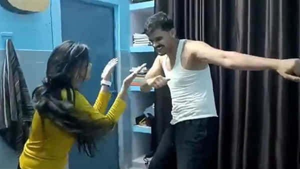 Viral Video: పెళ్లయ్యేదాకా ఆగలేక..అడ్డంగా బుక్కయిన వైద్యుడు... డ్యూటీలో డ్యాన్స్పై డాక్టర్కు నోటీసులు
