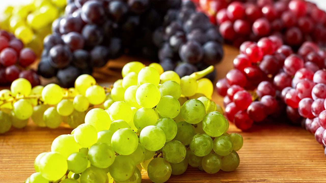 బరువు పెరుగుతుంది- ద్రాక్ష పండ్లను ఎక్కువగా తినడం వల్ల ఊబకాయం పెరుగుతుంది. ద్రాక్ష చాలా తియ్యగా ఉంటుంది. ఇందులో కేలరీల పరిమాణం చాలా ఎక్కువ. అధిక కేలరీల తీసుకోవడం బరువు పెరగడానికి దారితీస్తుంది. విటమిన్-కె, థయామిన్, ప్రొటీన్, కొవ్వు, పీచు, కాపర్ ద్రాక్షలో ఉంటాయి. ద్రాక్షను ఎక్కువగా తినడం వల్ల బరువు పెరిగే ప్రమాదం ఉంది.