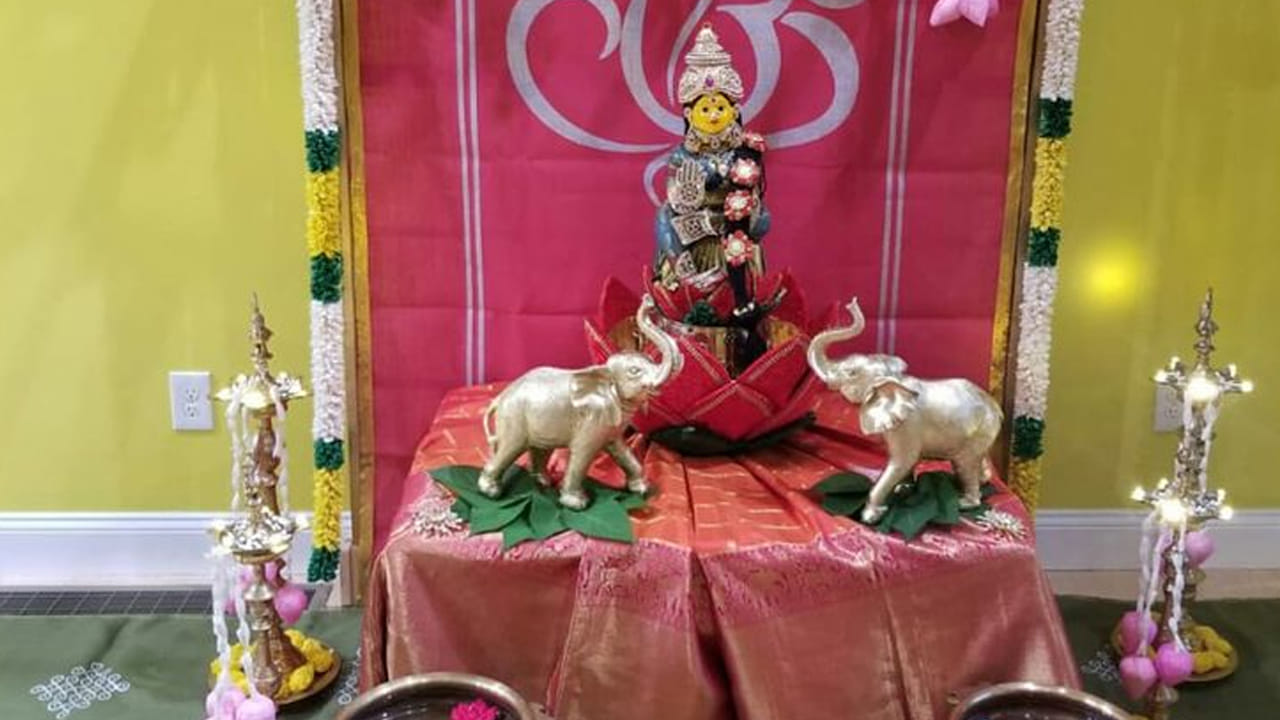 స్థలాన్ని సిద్ధం చేయండి: ఇంటిని శుభ్రం చేసి ప్రవేశ ద్వారం వద్ద నీరు చల్లండి. ఒక సాధారణ రంగోలి లేదా కోలమ్ గీసి దానిపై ఎర్రటి వస్త్రంలో చుట్టబడిన కలశం ఉంచండి. కుంకుమ లేదా రంగోలితో నాలుగు గీతలు, స్వస్తికను గీయండి. ఇది నాలుగు వేదాలు, స్వచ్ఛతను సూచిస్తుంది.