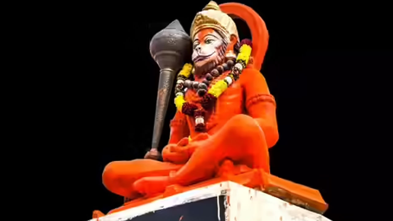 అయితే భారత దేశంలో ఉన్న కొన్ని రకాల ఫేమస్ హనుమంతుడి ఆలయాలు, భక్తుల జీవిత సమస్యలను తొలిగిస్తాయంట. ఈ దేవాలయాలు, వాటి చారిత్రక ప్రాముఖ్యత,  వాటికి సంబధించిన కథల ఆధారంగా తెలియజేయడం జరుగుతుంది. కాగా, ఇప్పుడు మనం వాటి గురించే వివరంగా తెలుసుకుందాం.