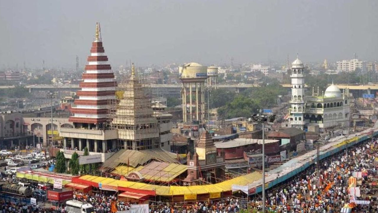 మహావీర్ మందిర్ , పాట్నా : పాట్రాలో ఉన్న మహావీర్ హనుమాన్ ఆలయం ప్రసిద్ధ ఆలయాల్లో ఒక్కటి. ఇక్కడికి నిత్యం వేలాది మంది భక్తులు వచ్చి స్వామి వారి ఆశీర్వాదం తీసుకుంటారు. ముఖ్యంగా ఈ ఆలయంలోకి వెళ్లి, స్వామి వారికి స్వీ్ట్స్, నూనె దీపాలు సమర్పించడం వలన కుటుంబంలోని సమస్యలన్నీ తొలిగిపోయి, కుటుంబంలో ఆనందకర వాతావరణం నెలకొంటుందంట. అందుకే కుటుంబ సమస్యలు ఉన్నవారు ఎక్కువగా ఈ ఆలయానికి వెళ్తుంటారు.