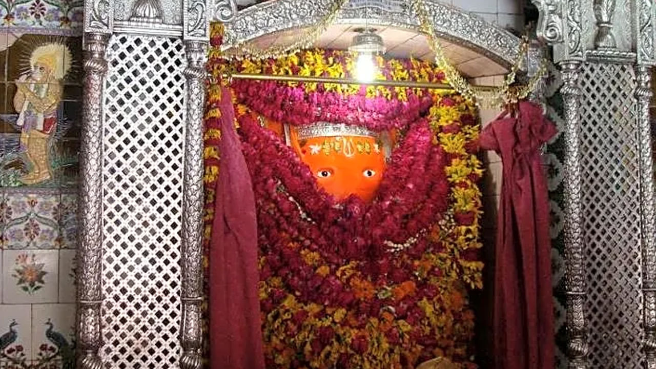 సంకట్ మోచన్, వారణాసి : వారణాసిలో ఉన్న సంకట్ మోచన్ ఆలయం చాలా ప్రసిద్ధ చెందినది. ఈ ఆలయాన్ని సందర్శిస్తే జీవితంలో ఉన్న అడ్డంకులు అన్నీ తొలిగిపోయి, చాలా ఆనదంగా ఉంటారంట. అలాగే ఇకకడ హనుమాన్ చాలీసా పారాయణం చేయాలి.