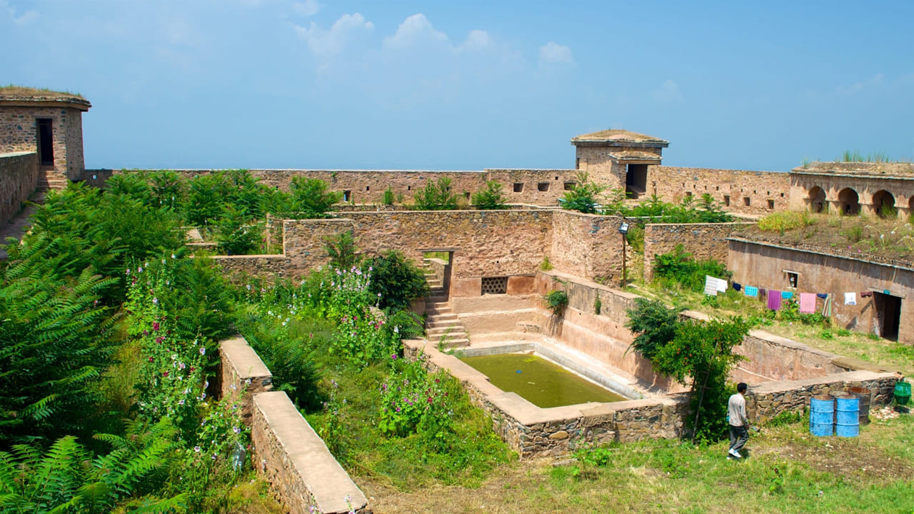 హరి పర్బత్ కోట: హరి పర్బత్ కోట పాత శ్రీనగర్ నగరాన్ని చూస్తూ హరి పర్బత్ కొండపైన గంభీరంగా ఉంది. దీని నిర్మాణం సిక్కు పాలనలో ప్రారంభమైంది. కానీ 18వ శతాబ్దంలో డోగ్రా పాలనలో పూర్తయింది. ఇది ఈ నిర్మాణాన్ని ఒక చారిత్రక అద్భుతంగా చేస్తుంది. ఈ కోట సిక్కు, డోగ్రా కాలంలో రాజ నివాసనికి ముందు పురాతన హిందూ ఆలయ స్థలంగా ఉండేదని నమ్ముతారు.