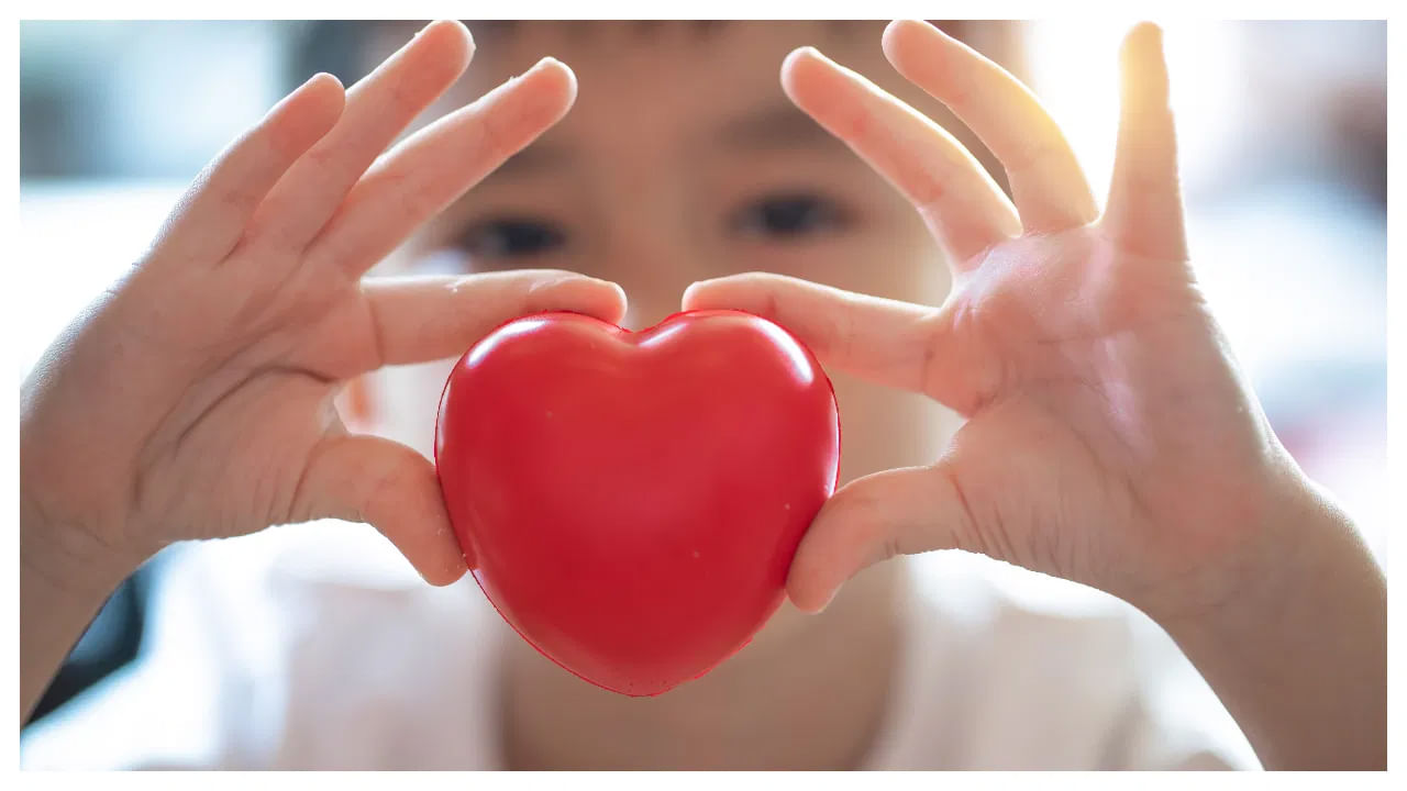 పిల్లలపై చదువు విషయంలో అనవసరమైన ఒత్తిడి పెట్టకండి. వారికి తగినంత విశ్రాంతి, ఆట సమయాన్ని ఇవ్వండి. మానసిక ఆందోళనలను గుర్తించి, వారితో మాట్లాడి సమస్యలను పరిష్కరించండి. కుటుంబంలో గుండె సమస్యలు ఉంటే, క్రమం తప్పకుండా పిల్లల రక్తపోటు, కొలెస్ట్రాల్ స్థాయిలను తనిఖీ చేయించాలి.