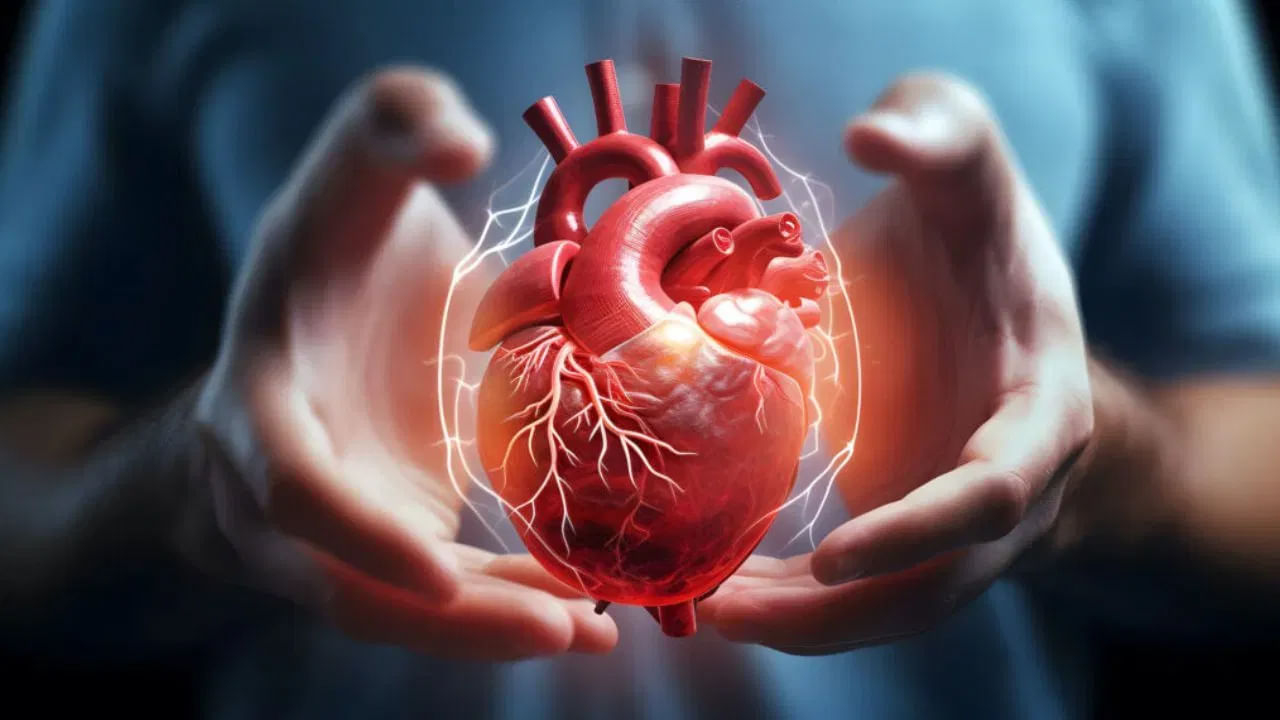 కరోనా తర్వాత చాలా మంది ఆరోగ్యంపై ప్రత్యేక శ్రద్ధ పెడుతున్నారు. అయితే గుండెపోటు ఘటనలు పెరగడం ఆందోళన కలిగిస్తుంది. దీనికి మన జీవన శైలి కారణమని ఆరోగ్య నిపుణులు అంటున్నారు. డాక్టర్ చాజర్ ప్రకారం.. గుండెపోటుకు ముందు శరీరం ఇచ్చే హెచ్చరిక సంకేతాలను గుర్తించడం ద్వారా సకాలంలో వైద్య సహాయం తీసుకోవచ్చు.