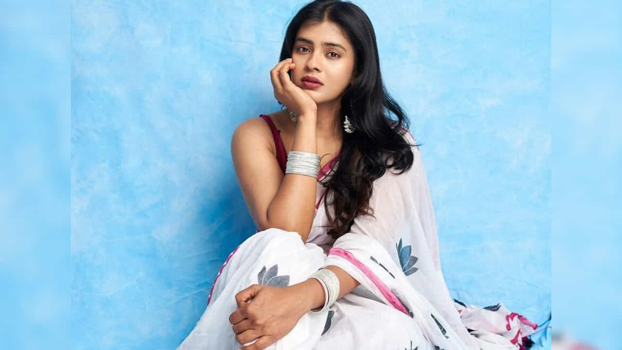 దీంతో ప్రస్తుతం వచ్చిన అవకాశాలను అందిపుచ్చుకుంటూ సినిమాలు చేస్తుంది. ఇక ఎప్పుడూ సోషల్ మీడియాలో యాక్టివ్‌గా ఉండే ఈ బ్యూటీ తాజాగా సింపుల్ లుక్‌లో దర్శనం ఇచ్చింది