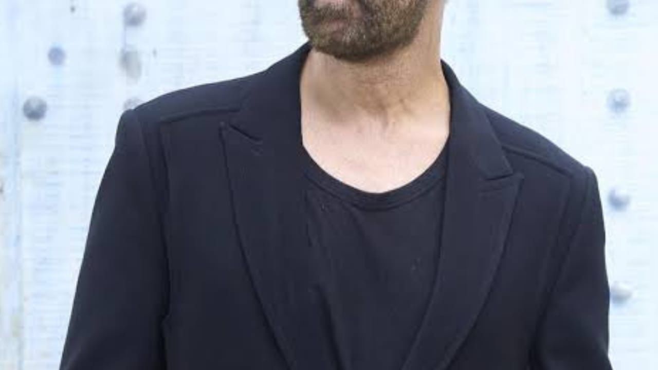 హీరోపైకి 100 గుడ్లు విసిరిన అమ్మాయిలు.. అయినా సరే నవ్వుతూనే ఉన్న ఆ హీరో ఎవరు?