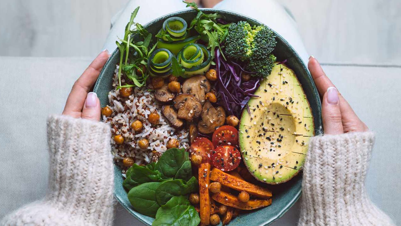 అధిక కేలరీలు, తక్కువ ఫైబర్ కలిగిన ఆహారం: మీరు రోజూ ఎక్కువ కేలరీలు తీసుకుంటుంటే లేదా మీ ప్లేట్‌లో తక్కువ ఫైబర్ ఉన్న ఆహారం, ఎక్కువ వేయించిన, పిండి, శుద్ధి చేసిన నూనె ఉన్న ఆహారం ఉంటే, అప్పుడు ఇన్సులిన్‌పై ఒత్తిడి ఉంటుంది. ఇది డయాబెటిస్ వచ్చే ప్రమాదం పెరుగుతుంది.