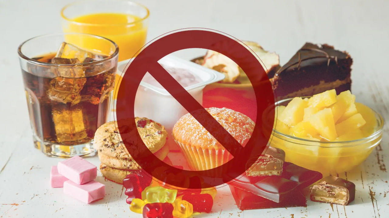 ఎక్కువ చక్కెర, ప్రాసెస్ చేసిన ఆహారాలు తీసుకోవడం: శీతల పానీయాలు, ప్యాక్ చేసిన జ్యూస్‌లు, బిస్కెట్లు, కేకులు, చాక్లెట్, వైట్ బ్రెడ్ వంటి ఆహారాలు రక్తంలో చక్కెరను వేగంగా పెంచుతాయి. ఈ ఆహారాలను క్రమం తప్పకుండా తీసుకోవడం వల్ల మీకు డయాబెటిస్ వచ్చే ప్రమాదం ఉంది. 