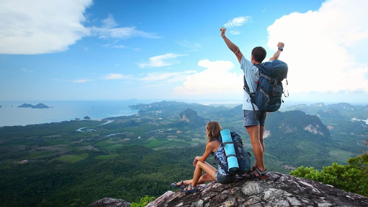 తోలు జాకెట్, స్వెటర్ హిల్ స్టేషన్ వద్ద ఉష్ణోగ్రత చాలా తక్కువగా ఉంటుంది. కాబట్టి మీతో ఒక లెదర్ జాకెట్ తీసుకువెళ్లండి. ఎందుకంటే ఈ జాకెట్ మీ శరీరాన్ని వెచ్చగా ఉంచుతుంది. దీంతో పాటు అదనంగా ఒకటి లేదా రెండు స్వెటర్లను కూడా తీసుకువెళితే మంచిది.