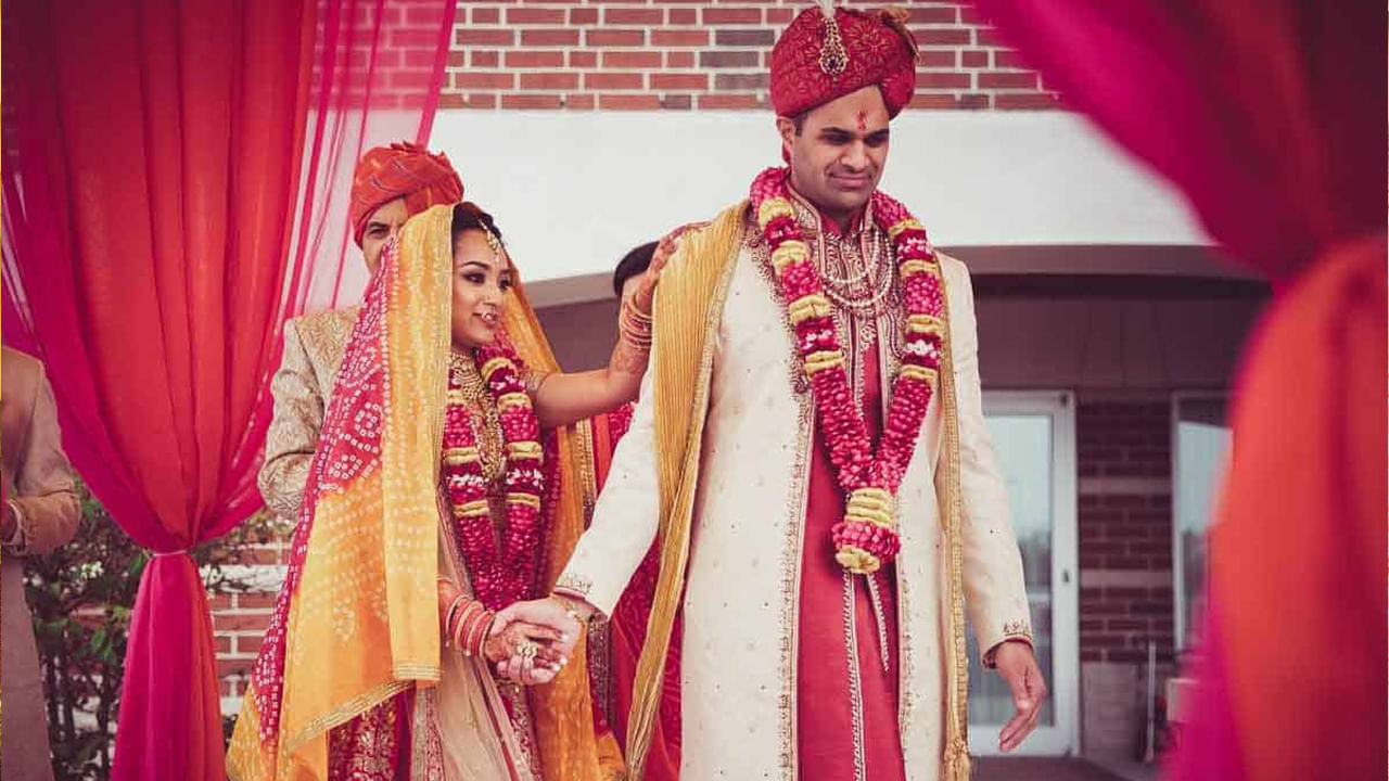 నాల్గవ అడుగు - కుటుంబం (కుటుంబం, పరస్పర మద్దతు కోసం ప్రతిజ్ఞ): నాల్గవ అడుగులో, జంట ఒకరి కుటుంబాలకు ఒకరు మద్దతు ఇచ్చి, శ్రద్ధ వహిస్తామని ప్రతిజ్ఞ చేస్తారు. వారు కుటుంబ విలువలను నిలబెట్టుకుంటామని, ప్రేమపూర్వకమైన కుటుంబ వాతావరణాన్ని సృష్టిస్తామని ప్రతిజ్ఞ చేస్తారు.