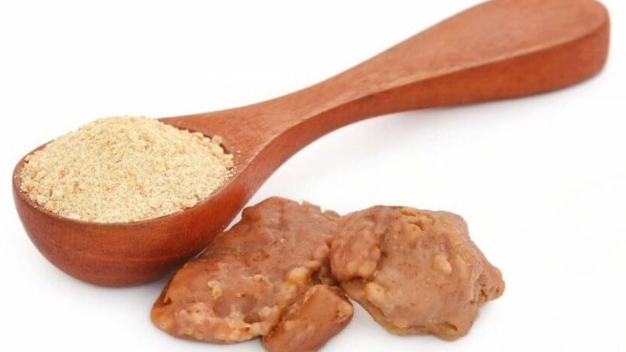 మన భారతీయుల్లో చాలా మంది ఇంగువను ప్రతిరోజూ ఉపయోగిస్తారు. ఇది ఆహార రుచిని గణనీయంగా పెంచే మసాలా. అయితే, స్థూలకాయాన్ని తగ్గించడంలో ఇంగువ నీరు చాలా ప్రభావవంతంగా ఉంటుంది. మీరు దీన్ని ఉదయం, సాయంత్రం రెండు పూటలా తీసుకొవచ్చు. ఎందుకంటే.. ఇంగువ యాంటీ బాక్టీరియల్. ఇది రోగనిరోధక శక్తిని పెంచుతుంది. ఇది అనేక రకాల బ్యాక్టీరియా, వైరస్లు, ఫంగస్లతో పోరాడడంలో సహాయపడుతుంది.