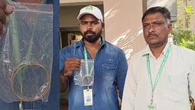 బురద క్లీన్ చేస్తుండగా కార్మికుడికి దొరికిన బంగారు గాజులు..