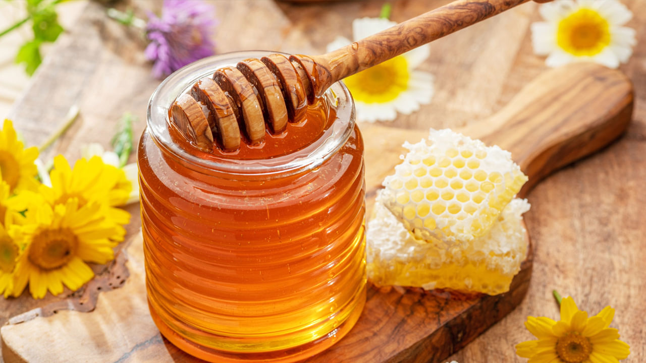 తేనె, తేనెటీగ పుప్పొడి లేదా ఏదైనా ఇతర తేనెటీగల సంబంధిత ఉత్పత్తులకు అలెర్జీలు లేదా హైపర్సెన్సిటివిటీ ఉన్నవారు తేనెను నివారించాలి.అలాగే ఇతర ఆరోగ్య సమస్యలకు యాంటీకోగ్యులెంట్, యాంటీప్లేట్లెట్ మందులు తీసుకునేవారు కూడా తేనెను తినకూడదు. ఎందుకంటే ఇది రక్తస్రావం ప్రమాదాన్ని పెంచుతుంది.