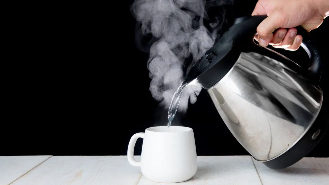 జలుబు, దగ్గుతో బాధపడుతున్న రోగి వేడి నీటిని తాగకూడదని ఆరోగ్య నిపుణులు చెబుతున్నారు. వేడి నీటిని తాగడం వల్ల వారి గొంతు వాపు, చికాకు పెరుగుతుందని.. వేడి నీరు వారి పరిస్థితిని మరింత దిగజారుస్తుందని చెబుతున్నారు. ఒక వేళ మీరు వేడి నీటినే తాగాలి అనుకుంటే.. వాటిని వేడి చేసి కాసేపు చల్లార్చి కాస్తా గొరు వెచ్చగా ఉన్నప్పుడు తాగడం ఉత్తమం. ఇది వారి గొంతు ఎండిపోకుండా ఉండటానికి సహాయపడుతుంది.