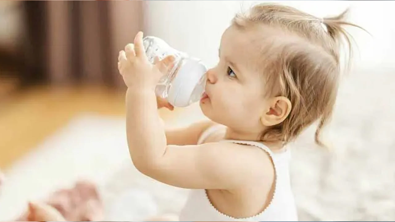 ముఖ్యంగా చిన్నపిల్లలు జీర్ణవ్యవస్థ చాలా సున్నితంగా ఉంటుంది. కాబట్టి వారికి పెద్దల మాదిరిగా వేడి నీటిని తాపడం అంత మంచింది కాదు. వేడి నీళ్లు తాగడం వల్ల వారి కడుపుకు హాని కలుగుతుంది. కాబట్టి వారికి ఎప్పుడూ వేడి నీటిని తాపకండి.. కావాలంటే కాచి చల్లార్చిన నీటిని తాపవచ్చు.