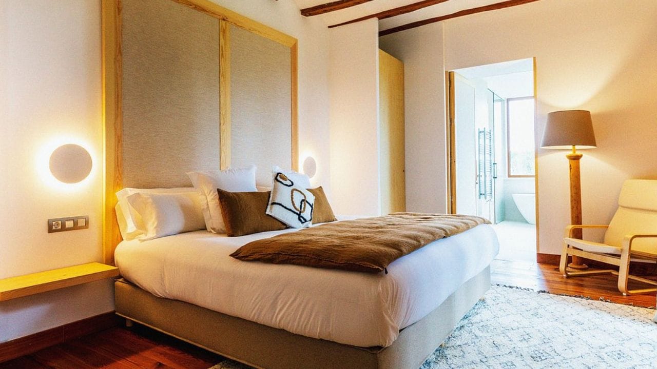 హోటల్ చెక్-ఇన్, చెక్-అవుట్ టైమింగ్స్ మ.12-2 గం. మధ్య ఎందుకు?