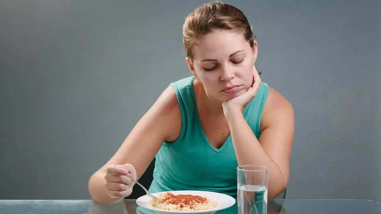 శీతాకాలంలో ఎక్కువసేపు ఆకలితో ఉండటం హానికరం అని నిపుణులు చెబుతున్నారు. చలికాలంలో జీర్ణ ప్రక్రియ మందగిస్తుంది, కాబట్టి సమయానికి పోషకమైన ఆహారాన్ని తినడం చాలా ముఖ్యం. "కొద్దిగా ఆహారం తినండి, కానీ ఎక్కువసేపు ఆకలితో ఉండకండి, లేకపోతే బలహీనత, అనారోగ్యం సంభవించవచ్చని చెబుతున్నారు. 