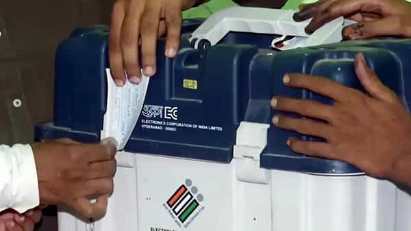 Bihar Elections: పోలింగ్ సమయంలో స్ట్రాంగ్రూమ్ డిస్ప్లేలు బ్లాంక్ అంటూ ప్రచారం.. క్లారిటీ ఇచ్చిన మెజిస్ట్రేట్