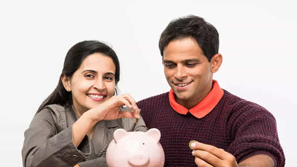 Income Tax: మీ భార్యకు డబ్బులు ట్రాన్స్ఫర్ చేస్తే ట్యాక్స్ పడుతుందా..? నిబంధనలు ఏం చెబుతున్నాయి..?