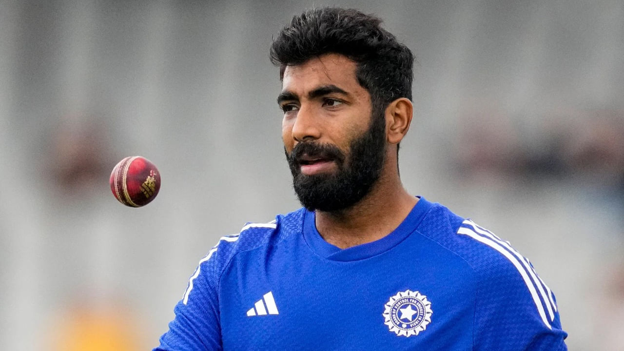 జస్ప్రీత్ బుమ్రా ఒక చారిత్రాత్మక మైలురాయిని చేరుకునే దిశగా ఉన్నాడు. టీ20 అంతర్జాతీయ క్రికెట్‌లో భారత జట్టు తరపున అత్యధిక వికెట్లు తీసిన రికార్డును బద్దలు కొట్టడానికి అతనికి ఇప్పుడు ఇంకా 4 వికెట్లు మాత్రమే అవసరం. ఈ రికార్డు ప్రస్తుతం అర్ష్‌దీప్ సింగ్ పేరిట ఉంది.