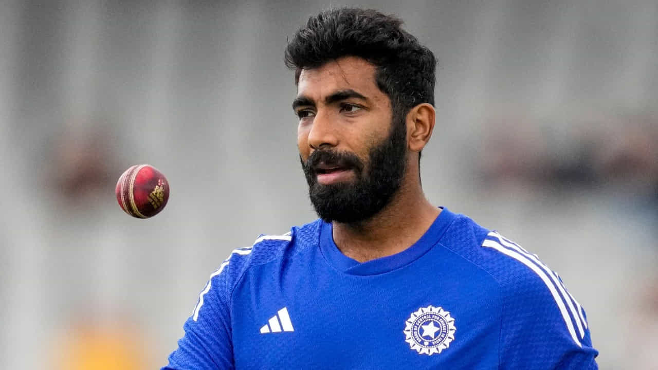 జస్ప్రీత్ బుమ్రా ఒక చారిత్రాత్మక మైలురాయిని చేరుకునే దిశగా ఉన్నాడు. టీ20 అంతర్జాతీయ క్రికెట్‌లో భారత జట్టు తరపున అత్యధిక వికెట్లు తీసిన రికార్డును బద్దలు కొట్టడానికి అతనికి ఇప్పుడు ఇంకా 4 వికెట్లు మాత్రమే అవసరం. ఈ రికార్డు ప్రస్తుతం అర్ష్‌దీప్ సింగ్ పేరిట ఉంది.