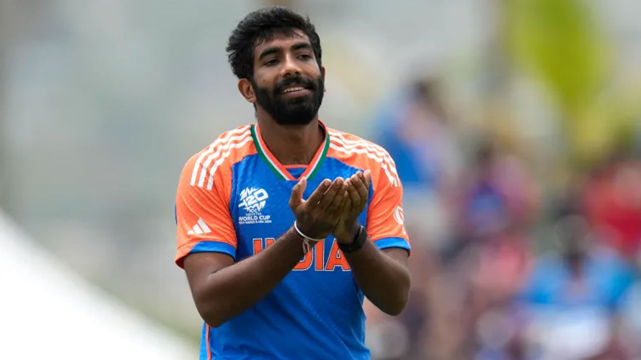 జస్ప్రీత్ బుమ్రా ఇప్పటివరకు టీం ఇండియా తరపున 77 టీ20 మ్యాచ్‌లు ఆడి 98 వికెట్లు పడగొట్టాడు. ప్రస్తుతం, అతను భారత్ తరపున రెండవ అత్యంత విజయవంతమైన టీ20 బౌలర్, అర్ష్‌దీప్ సింగ్ 101 వికెట్లతో అగ్రస్థానంలో ఉన్నాడు. అందువల్ల, అర్ష్‌దీప్ రికార్డును బద్దలు కొట్టడానికి బుమ్రాకు ఇంకా నాలుగు వికెట్లు మాత్రమే అవసరం.