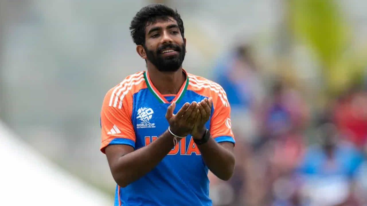 జస్ప్రీత్ బుమ్రా ఇప్పటివరకు టీం ఇండియా తరపున 77 టీ20 మ్యాచ్‌లు ఆడి 98 వికెట్లు పడగొట్టాడు. ప్రస్తుతం, అతను భారత్ తరపున రెండవ అత్యంత విజయవంతమైన టీ20 బౌలర్, అర్ష్‌దీప్ సింగ్ 101 వికెట్లతో అగ్రస్థానంలో ఉన్నాడు. అందువల్ల, అర్ష్‌దీప్ రికార్డును బద్దలు కొట్టడానికి బుమ్రాకు ఇంకా నాలుగు వికెట్లు మాత్రమే అవసరం.