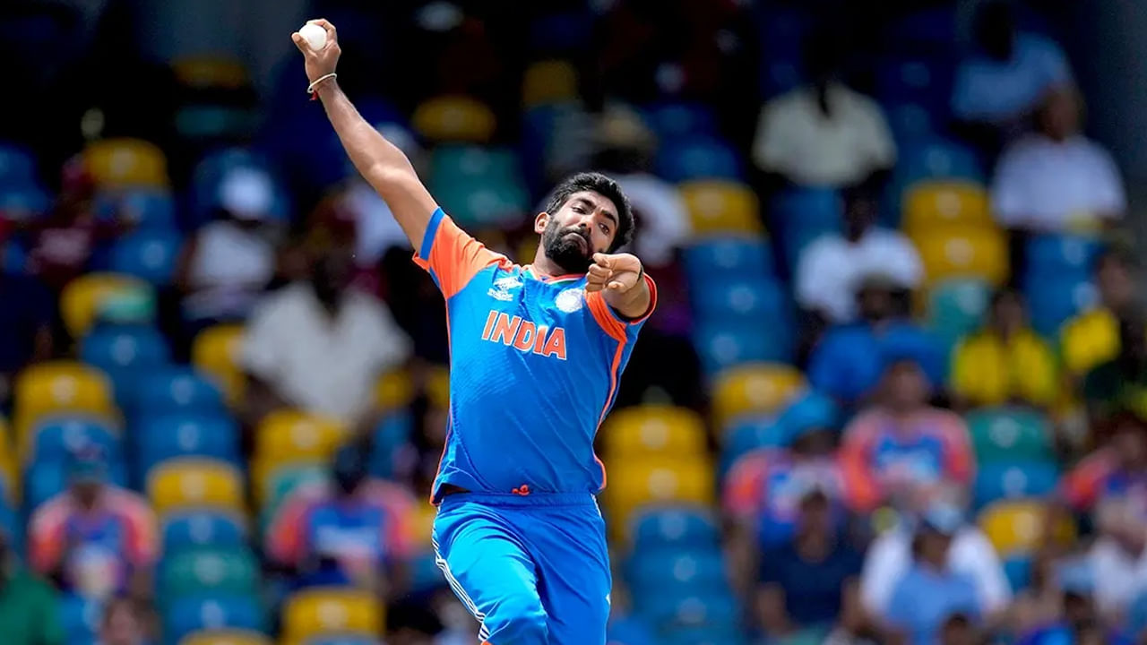 భారత్, ఆస్ట్రేలియా మధ్య 5 మ్యాచ్‌ల టీ20 సిరీస్ జరుగుతోంది. ప్రస్తుతం భారత జట్టు సిరీస్‌లో 0-1 తేడాతో వెనుకబడి ఉంది. సిరీస్‌లోని మూడో మ్యాచ్ ఇప్పుడు హోబర్ట్‌లో జరుగుతుంది. ఈ మ్యాచ్‌లో, టీం ఇండియా స్టార్ ఫాస్ట్ బౌలర్ జస్‌ప్రీత్ బుమ్రా ఒక భారీ ఘనత సాధించే అవకాశం ఉంది. అతను జాబితాలో అగ్రస్థానంలో ఉండవచ్చు.