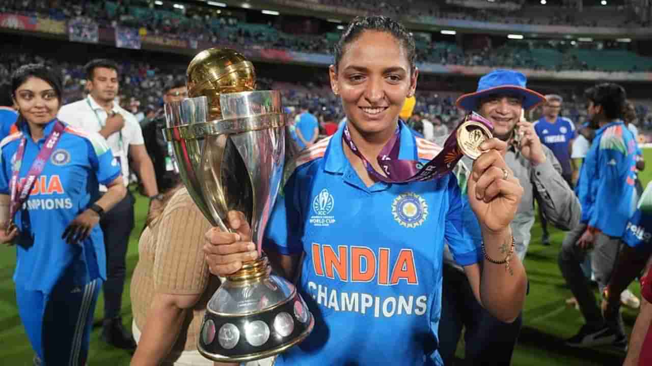 Womens World Cup Trophy : టీమిండియాకు ఇచ్చింది ఒరిజినల్ వరల్డ్ కప్ ట్రోఫీ కాదా ? అది డమ్మీనా ?