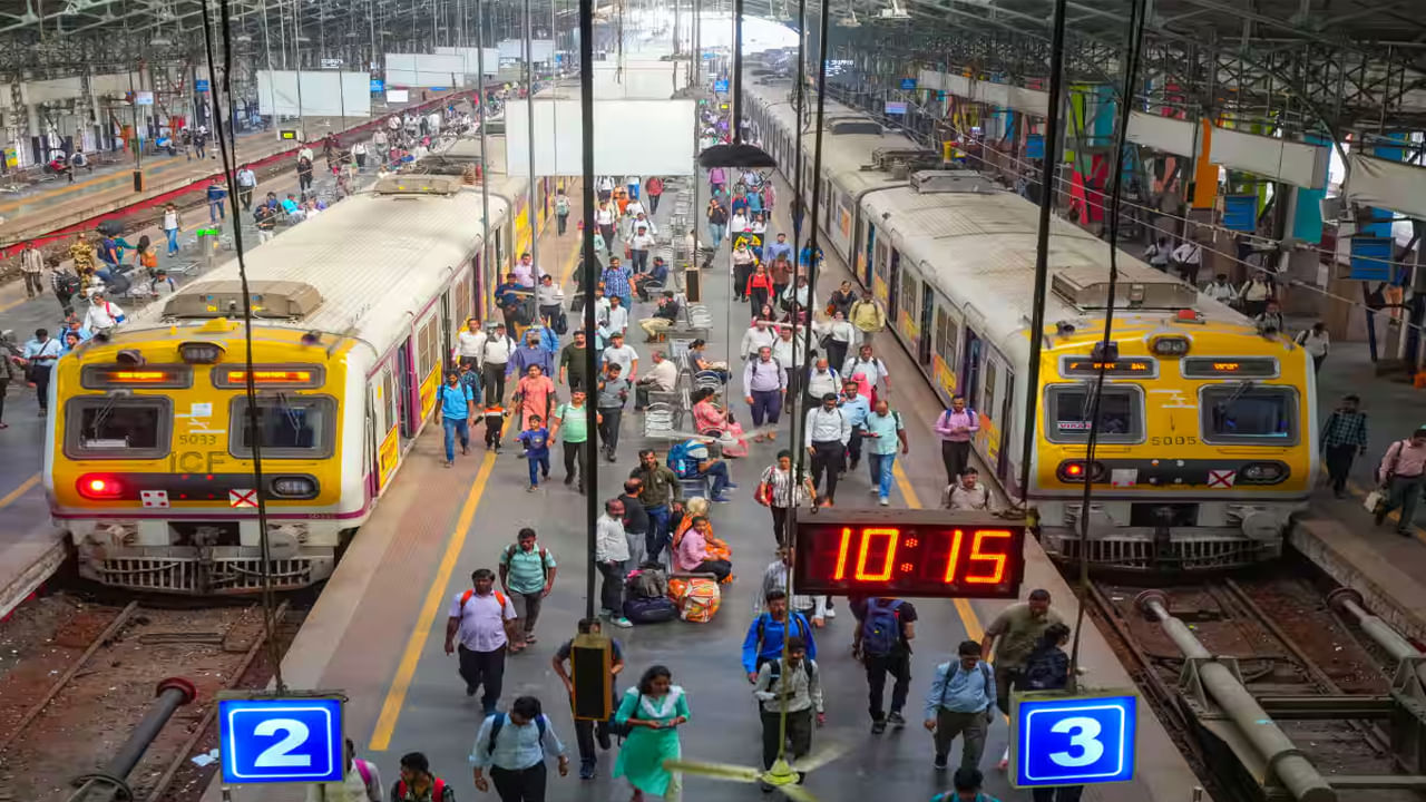 Indian Railways: భారతదేశంలో అత్యంత రద్దీగా ఉండే 10 రైల్వే స్టేషన్లు ఇవే!