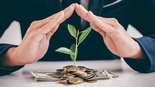 Driving Tips: పెట్రోల్ సేవ్ చేద్దామని సిగ్నల్స్ దగ్గర బండి ఆపేస్తున్నారా..? ఇవి తెలుసుకోకపోతే నష్టపోతారు