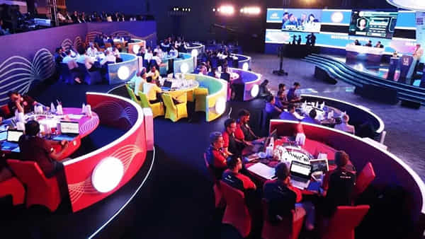 IPL 2026: ఐపీఎల్ వేలంలో ఆ ఇద్దరే తోపుగాళ్లు.. బరిలోకి దిగితే కాసులు కురవాల్సిందే.!