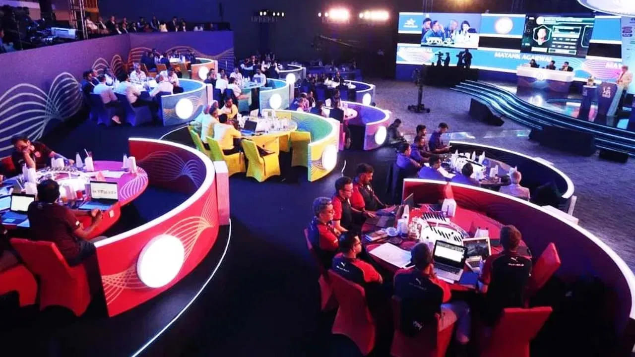 IPL 2026: ఐపీఎల్ వేలంలో ఆ ఇద్దరే తోపుగాళ్లు.. బరిలోకి దిగితే కాసులు కురవాల్సిందే.!