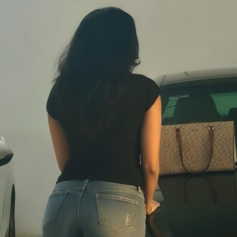 పైన ఫోటోలో కనిపిస్తున్న ఆ అమ్మడు ఎవరో గుర్తుపట్టారా.. ? ఒకప్పుడు సీరియల్స్ ద్వారా టీవీరంగంలో చక్రం తిప్పింది. హీరోయిన్లకు మించి క్రేజ్ సొంతం చేసుకుంది. సీరియల్స్ లో హీరో తల్లిగా కనిపించిన ఆమె... ఇప్పుడు మాత్రం వెండితెరపై అలరించేందుకు రెడీ అయ్యింది. 