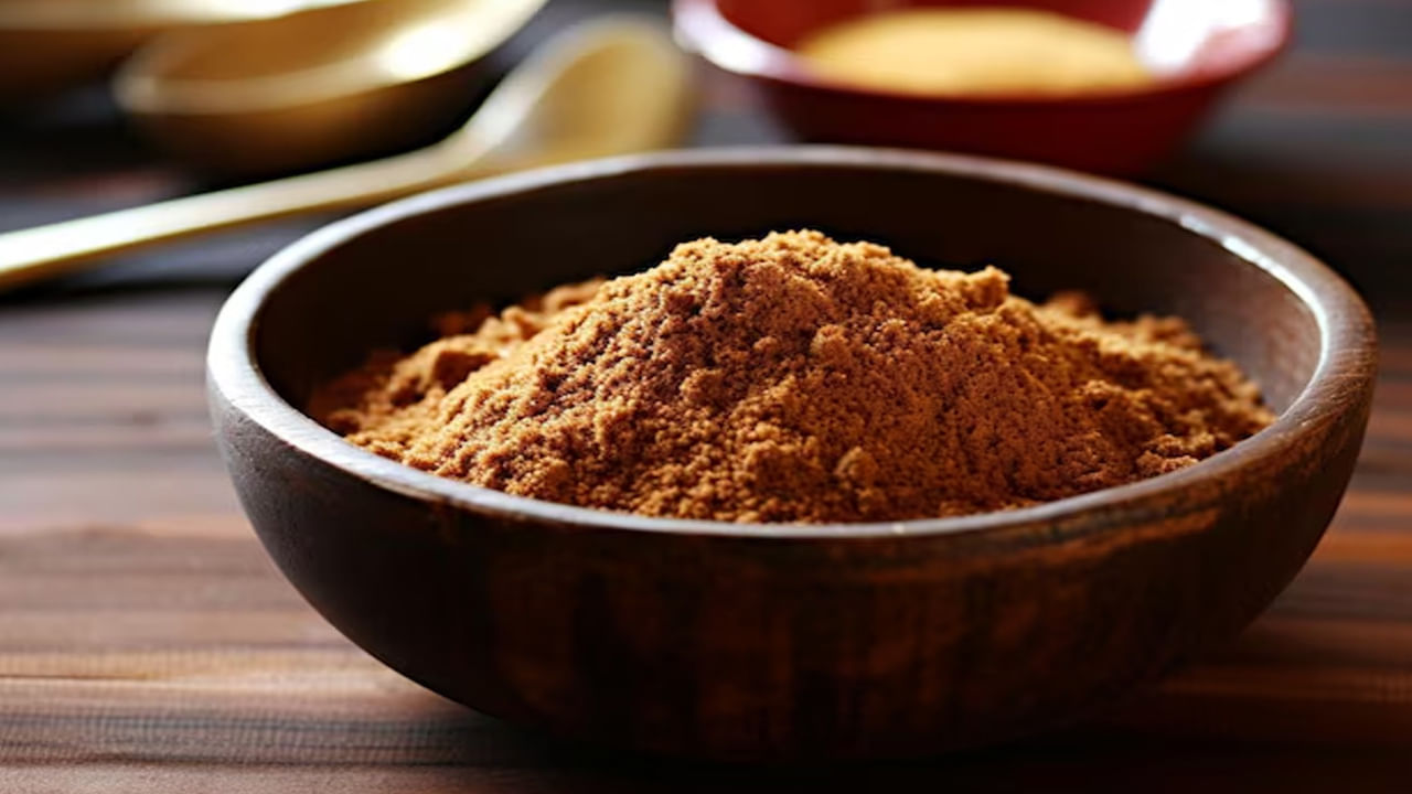 బెల్లం, లవంగాల్లో యాంటీ ఆక్సిడెంట్స్ ఎక్కువగా ఉంటాయి. వీటిని తీసుకుంటే రోగనిరోధక వ్యవస్థ బలోపేతమవుతుంది. బెల్లం, లవంగాలు రెండింటిలోనూ పోషకాలు పుష్కలంగా ఉన్నాయి. వీటిని కలిపి తినడం వల్ల జీర్ణవ్యవస్థను బలోపేతం అవుతుంది. వీటిని కలిపి తింటే గ్యాస్, అసిడిటీ, అజీర్ణం వంటి సమస్యలు నయమవుతాయి.