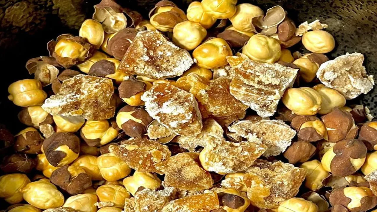 రక్తహీనత దూరమవుతుంది: రక్తం రక్తహీనత సమస్యతో బాధపడుతుంటే శెనగలు, బెల్లం కలిపి తినవచ్చు. ఈ రెండూ ఐరన్ పుష్కలంగా ఉన్న కారణంగా రక్తంలో ఆక్సిజన్, ఎర్ర రక్త కణాలను పెంచి శరీరంలో రక్తహీనతను దూరం చేస్తుంది.