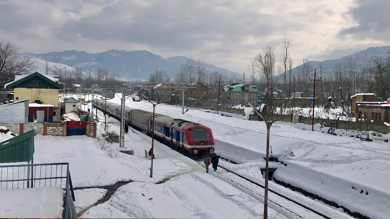 జమ్మూ-బారాముల్లా రైలు: ఈ 356 కి.మీ ప్రయాణం మిమ్మల్ని కాశ్మీర్ లోయ గుండా తీసుకెళుతుంది, ఇది శీతాకాలంలో మంచుతో కూడిన ప్రకృతి దృశ్యంలా కనిపిస్తుంది. ఈ ప్రయాణంలోనే చీనాబ్ వంతెన వంటి ఇంజనీరింగ్ అద్భుతాలను మీరు చూడవచ్చు.