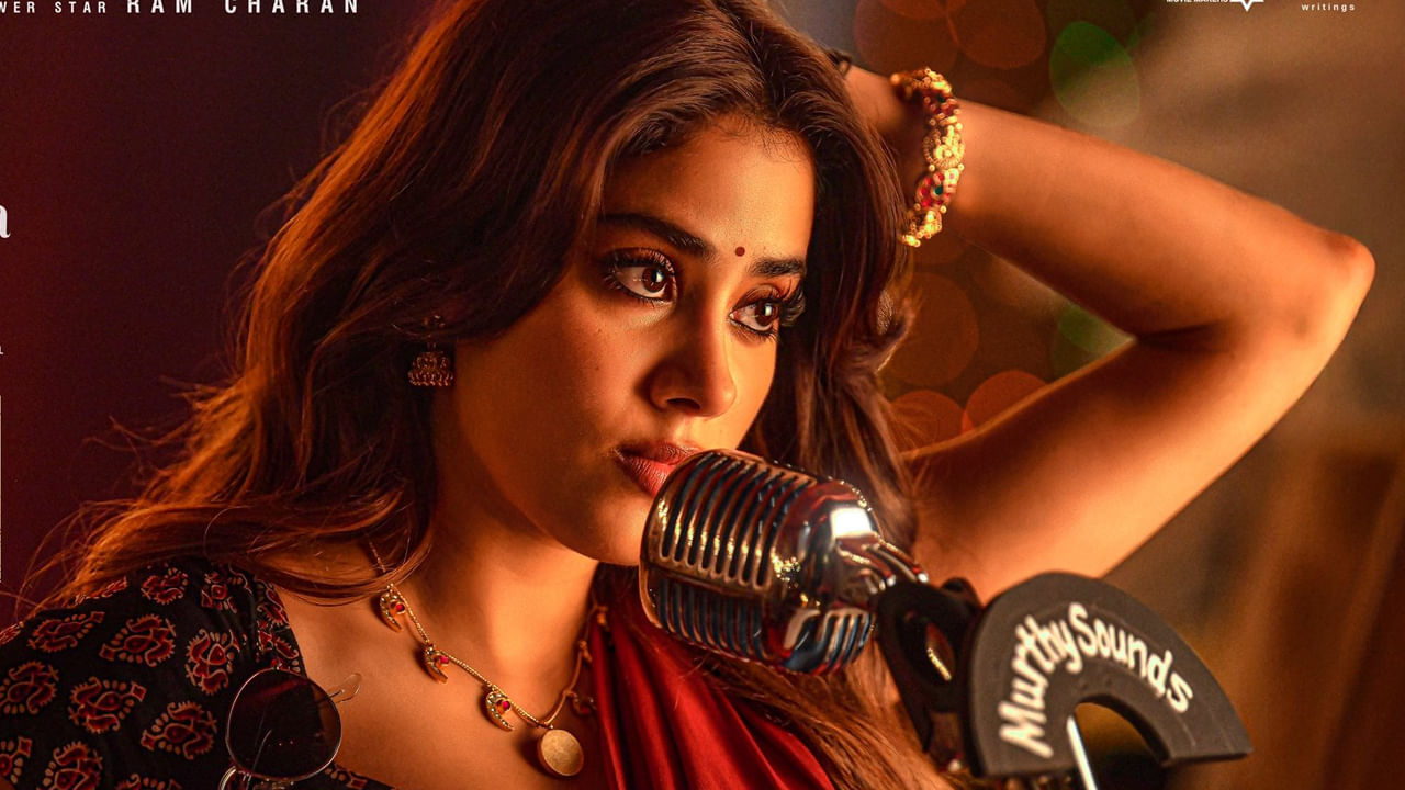 Peddi Movie: అచ్చియమ్మ లుక్ అదిరిపోయిందబ్బా.. పెద్ది సినిమా నుంచి జాన్వీ లుక్ పోస్టర్ రిలీజ్..