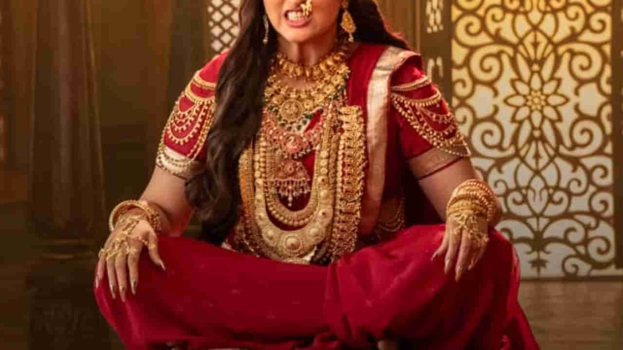 Tollywood: 50 కిలోల ఆభరణాలతో టాలీవుడ్‏లోకి వచ్చిన హీరోయిన్.. ఫిజికల్‏గా ఎన్నో ఇబ్బందులు పడ్డానంటూ..