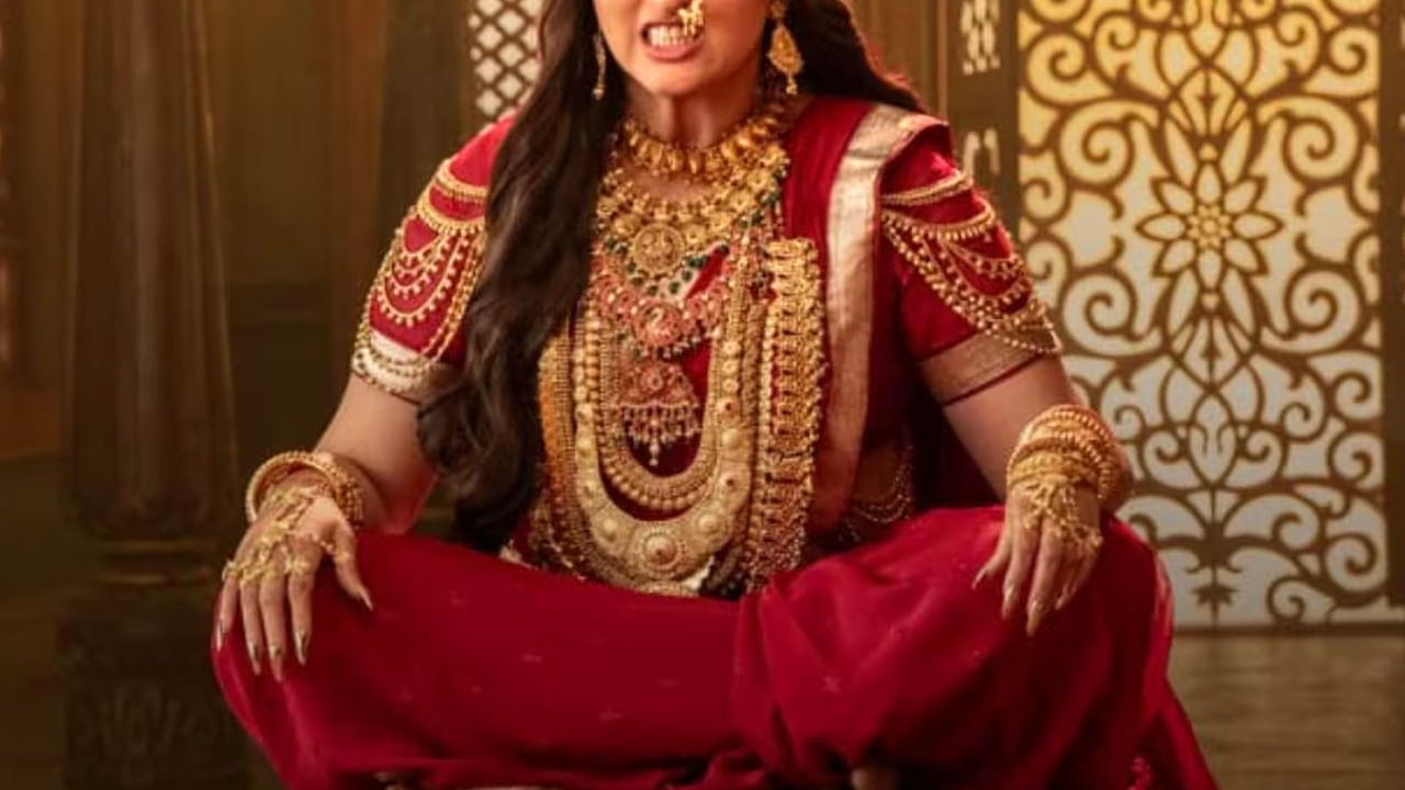 Tollywood: 50 కిలోల ఆభరణాలతో టాలీవుడ్‏లోకి వచ్చిన హీరోయిన్.. ఫిజికల్‏గా ఎన్నో ఇబ్బందులు పడ్డానంటూ..