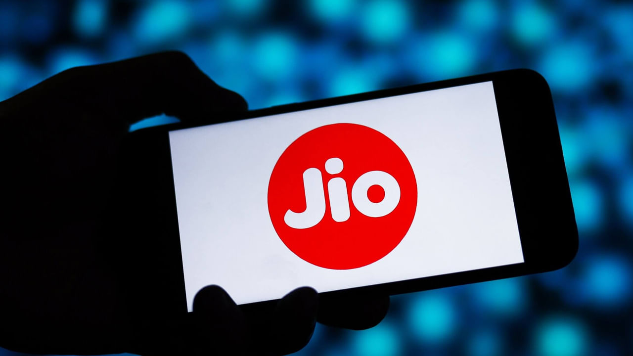  Jio Plans: జియో 91 ప్లాన్ వివరాలు: ఈ రూ. 91 రిలయన్స్ జియో ప్లాన్ రోజుకు 100MB డేటాను, 28 రోజుల చెల్లుబాటును అందిస్తుంది. ఈ ప్లాన్‌తో కంపెనీ 200MB అదనపు డేటాను కూడా అందిస్తుంది. ఈ ప్లాన్ అపరిమిత కాలింగ్, 50 SMSలు, జియో టీవీ, జియో AI క్లౌడ్‌కు ఉచిత యాక్సెస్‌తో కూడా వస్తుంది.